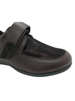 Detalle cierre de velcro ida y vuelta del zapato Mónaco marrón